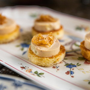 https://everydaygourmet.tv/recipes/foie-gras-toast-with-confit-of-onion