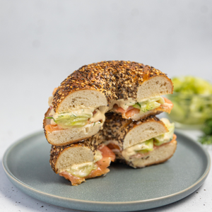 https://everydaygourmet.tv/recipes/hommus-smoked-salmon-and-dill-pickle-bagels