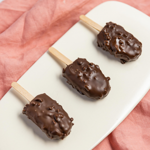 https://everydaygourmet.tv/recipes/creamy-peanut-and-choc-popsicles