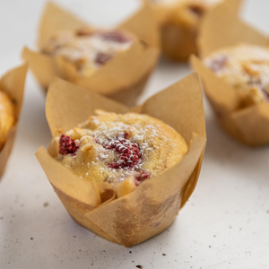 https://everydaygourmet.tv/recipes/macadamia-and-raspberry-cafe-style-muffins