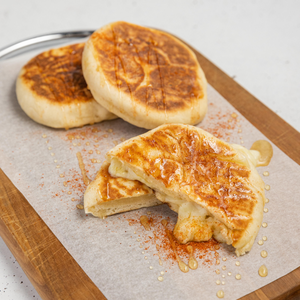 https://everydaygourmet.tv/recipes/mozzarella-pizza-pockets-with-chilli-honey